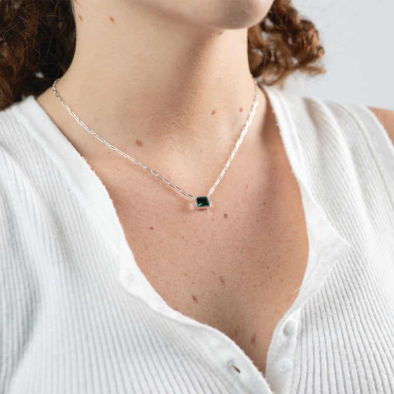 Premium Emerald Paperclip Necklace – Timeless Elegance